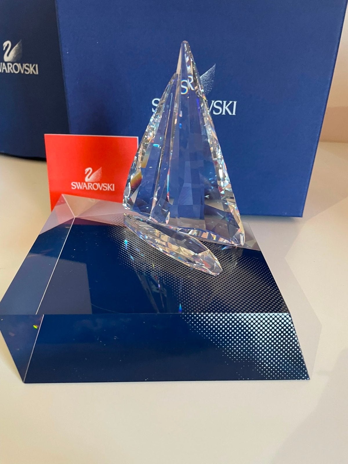 Swarovski Kristallen Zeilboot met Display van swarovski, Ophalen of Verzenden, Zo goed als nieuw, Figuurtje