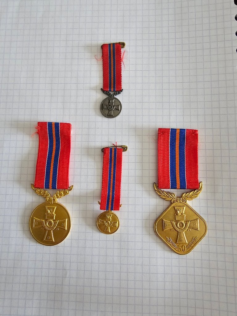 GROOT LOT - OORLOGSSLACHTOFFER   W.W.  2, Verzamelen, Ophalen of Verzenden, Landmacht, Nederland, Embleem of Badge