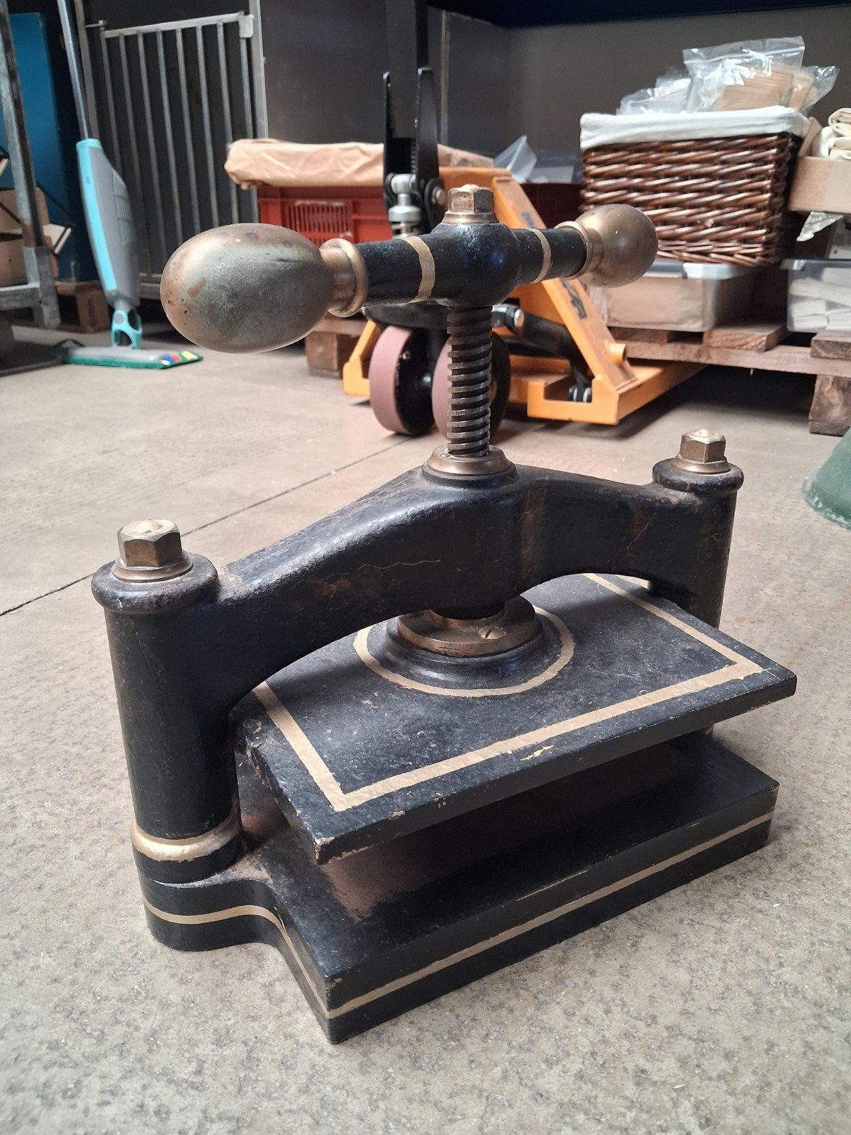Oude vintage gietijzeren drukpers, Ophalen