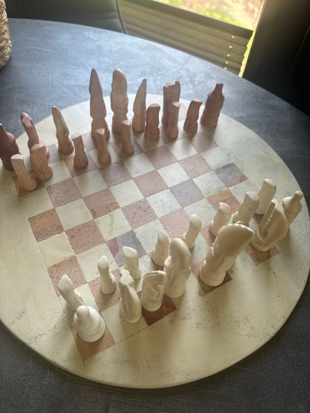 Uniek marmeren schaakbord met handgesneden stukken, Ophalen of Verzenden, Gebruikt, Schaken