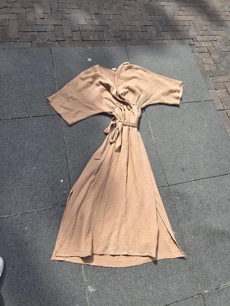 Nieuwe beige jurk maat 46/48 van luierdoekstof, Kleding | Dames, Jurken, Ophalen of Verzenden, Nieuw, Maat 46/48 (XL) of groter