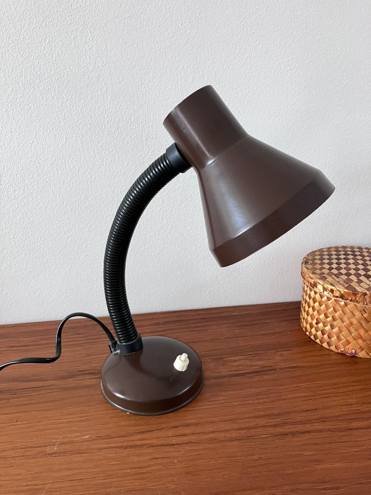 Vintage design bureaulamp van Kiga. Bruin, Bureaulamp, Kunststof, Vintage, 30 cm