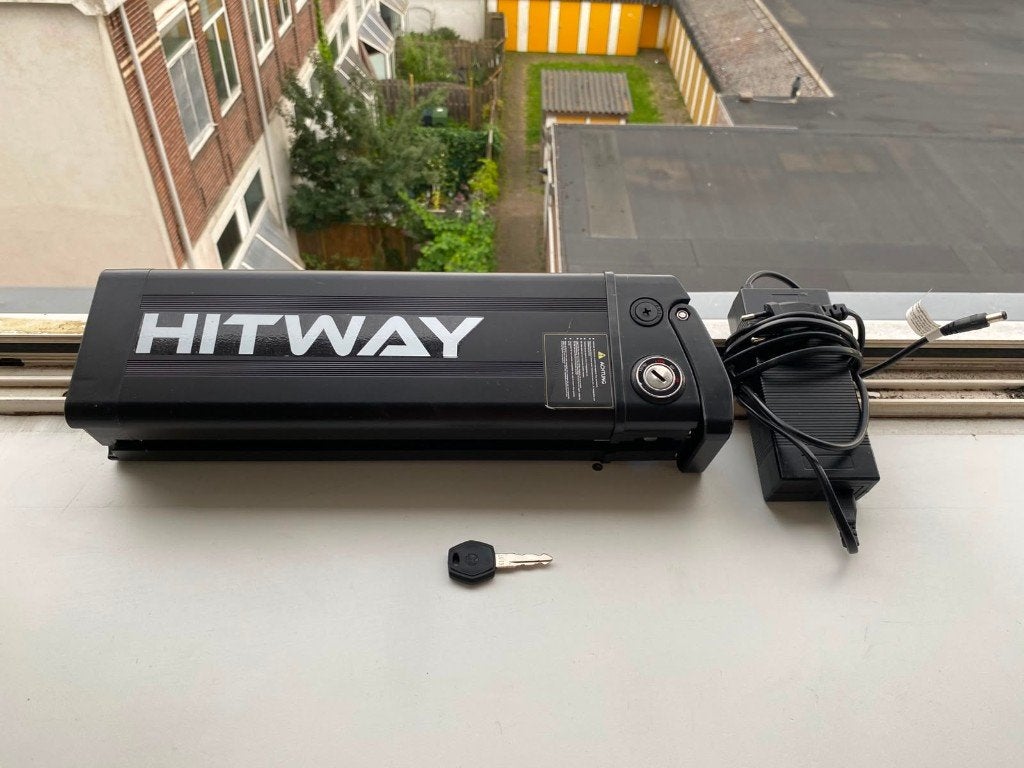 Hitway Accu Batterij & Oplader, Ophalen, Zo goed als nieuw, Oplaadbaar