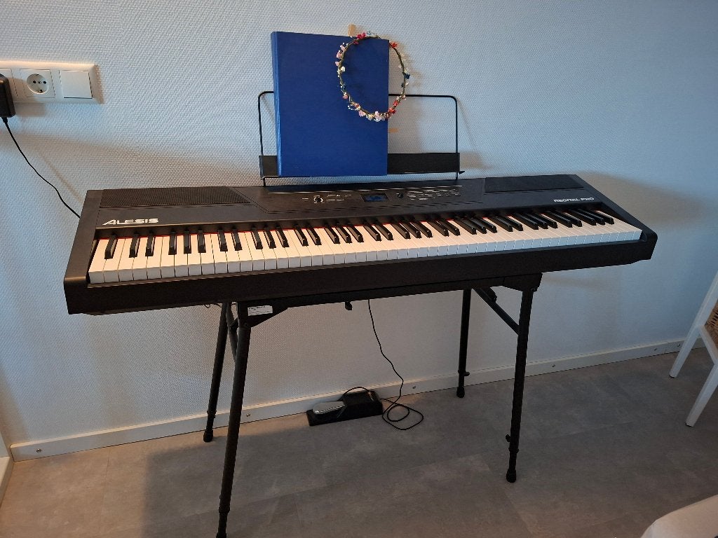 Alesis Recital Pro 88 toetsen digitale piano incl pedaal, Ophalen, Zwart, Digitaal, Zo goed als nieuw