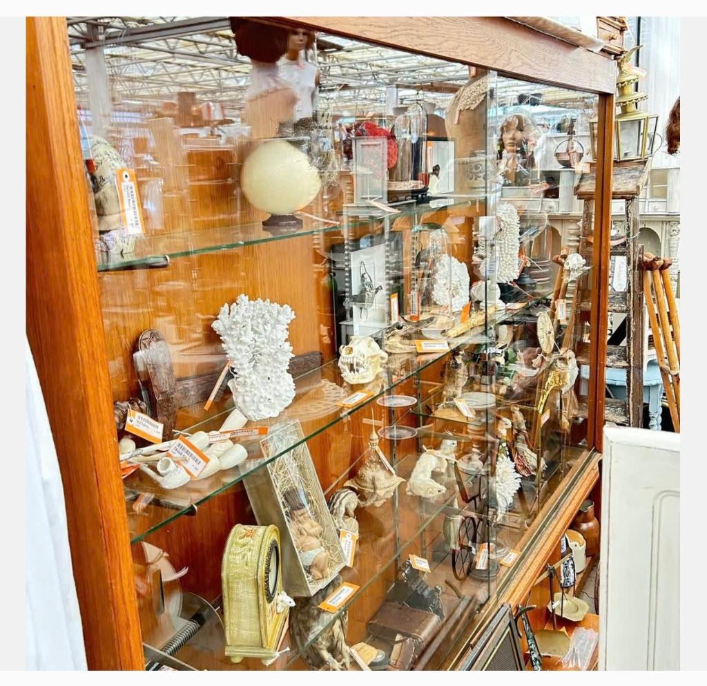 Grote houten vitrine kast met glazen schuifdeuren en slot, Ophalen, 50 tot 100 cm, Zo goed als nieuw, X