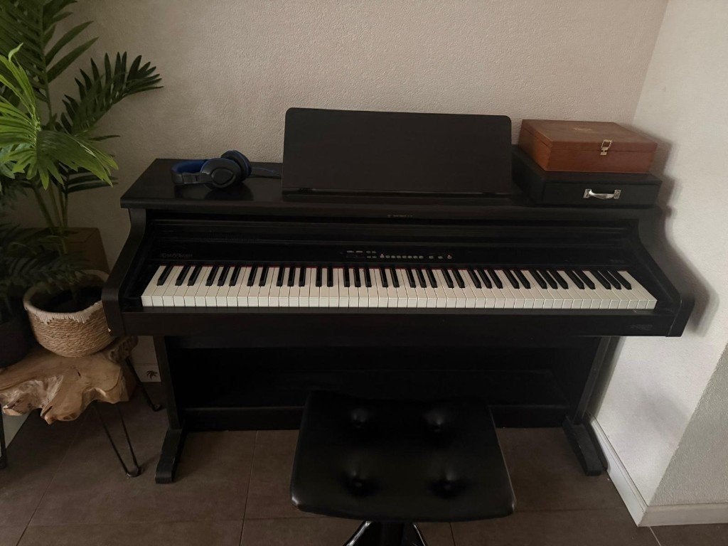 Roland RP10 Digitale Piano met Onderstel en Pedalen, Muziek en Instrumenten, Piano's, Ophalen, Gebruikt, Zwart, Digitaal