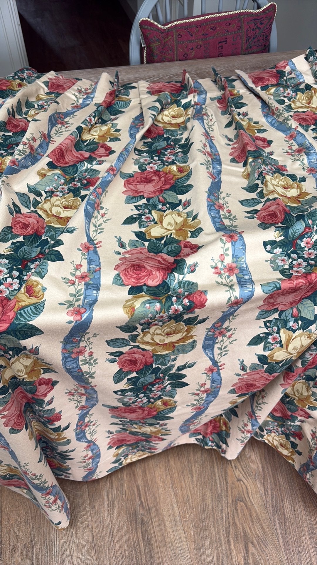GORDIJN MET ROZEN 110 breed en lengte 1.45 cm, Antiek en Kunst, Ophalen of Verzenden