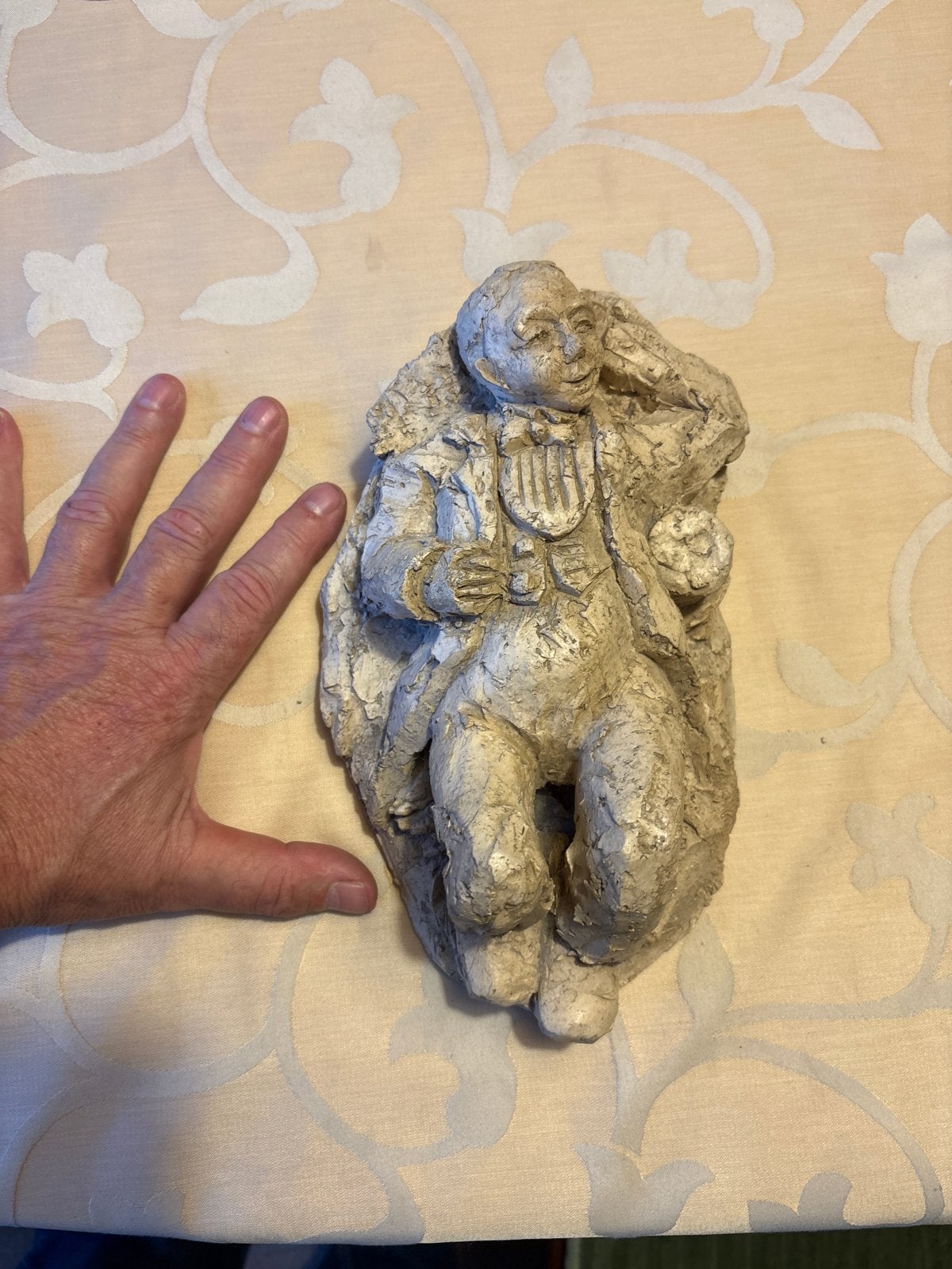 Handgemaakt keramisch beeld – zittende clown, Antiek en Kunst, Overige onderwerpen, Ophalen of Verzenden, Handgemaakt, 20 - 50 cm