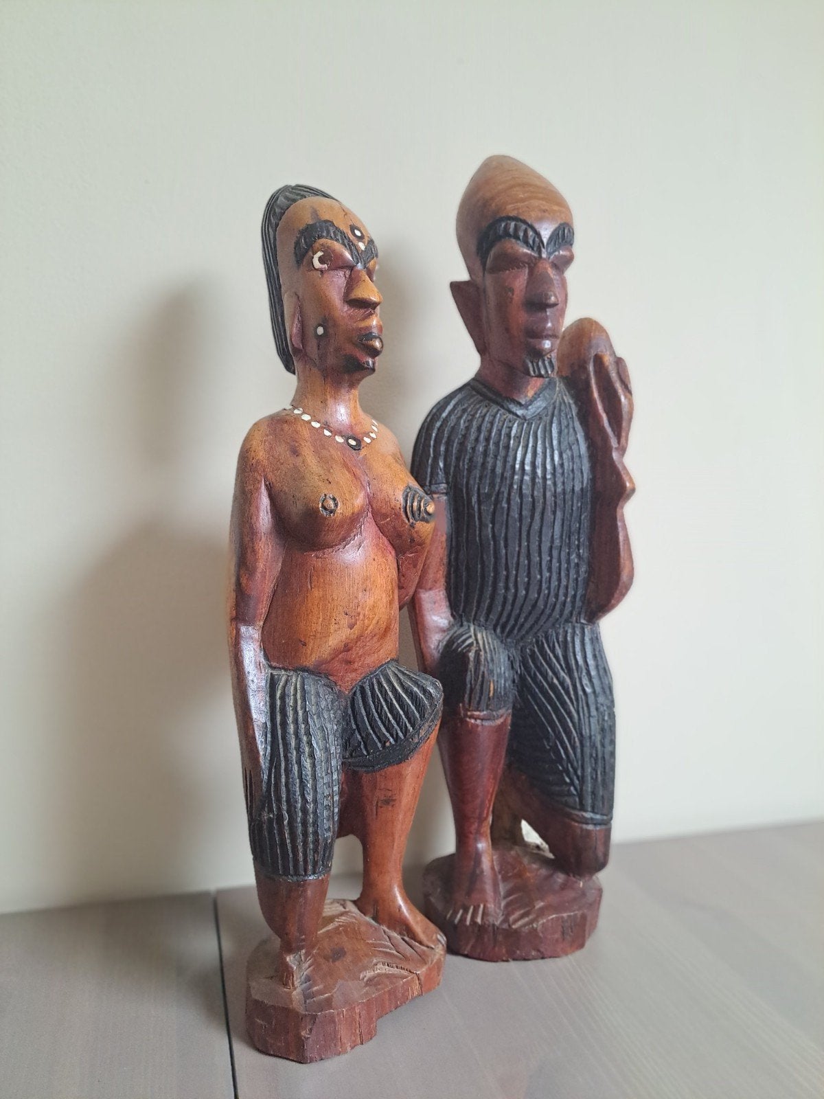Houten Afrikaanse Beelden - Man en Vrouw, Antiek en Kunst, Groep mensen, Ophalen of Verzenden, Handgemaakt, 20 - 50 cm