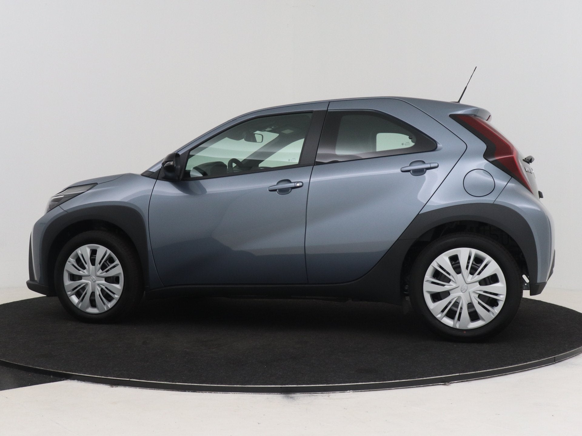 Toyota Aygo X Hybrid 115 play (bj 2026, automaat), Auto's, 12 maanden, Stof, 116 pk, Hybride Elektrisch/Benzine