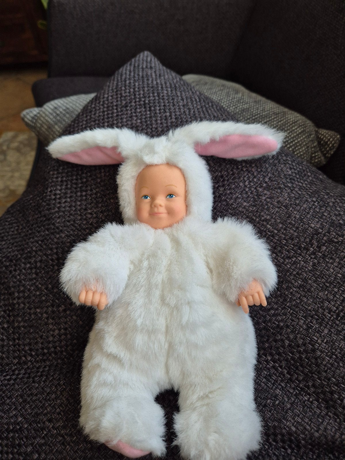 Schattige Anne Geddes babypop in konijnenpak, Ophalen of Verzenden, Zo goed als nieuw, Babypop