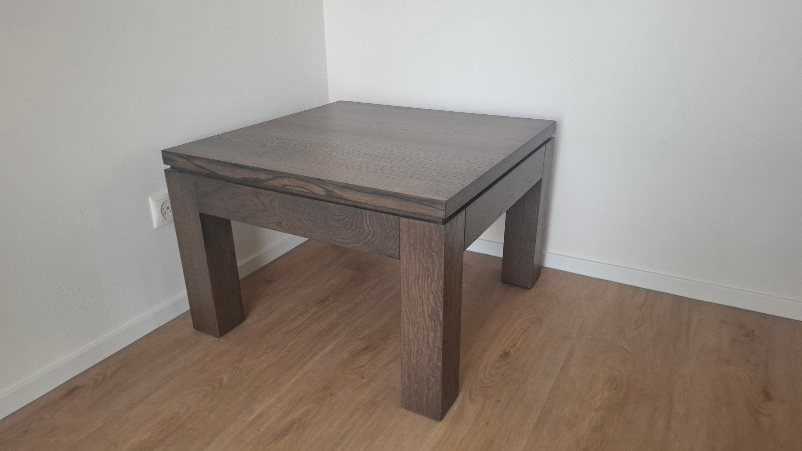 Donker eiken bijzettafel 70x70x47 cm, Huis en Inrichting, Ophalen, Gebruikt, 50 tot 100 cm, 50 tot 100 cm