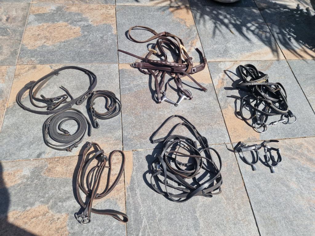 2 hoofdstellen bruin zwart, slof , 3 x teugels, sporen, Dieren en Toebehoren, Ophalen of Verzenden, Gebruikt, Recreatie