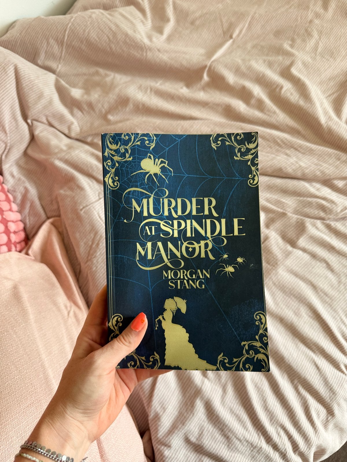 Murder at Spindle Manor - Morgan Stang (Engels), Ophalen of Verzenden, Zo goed als nieuw