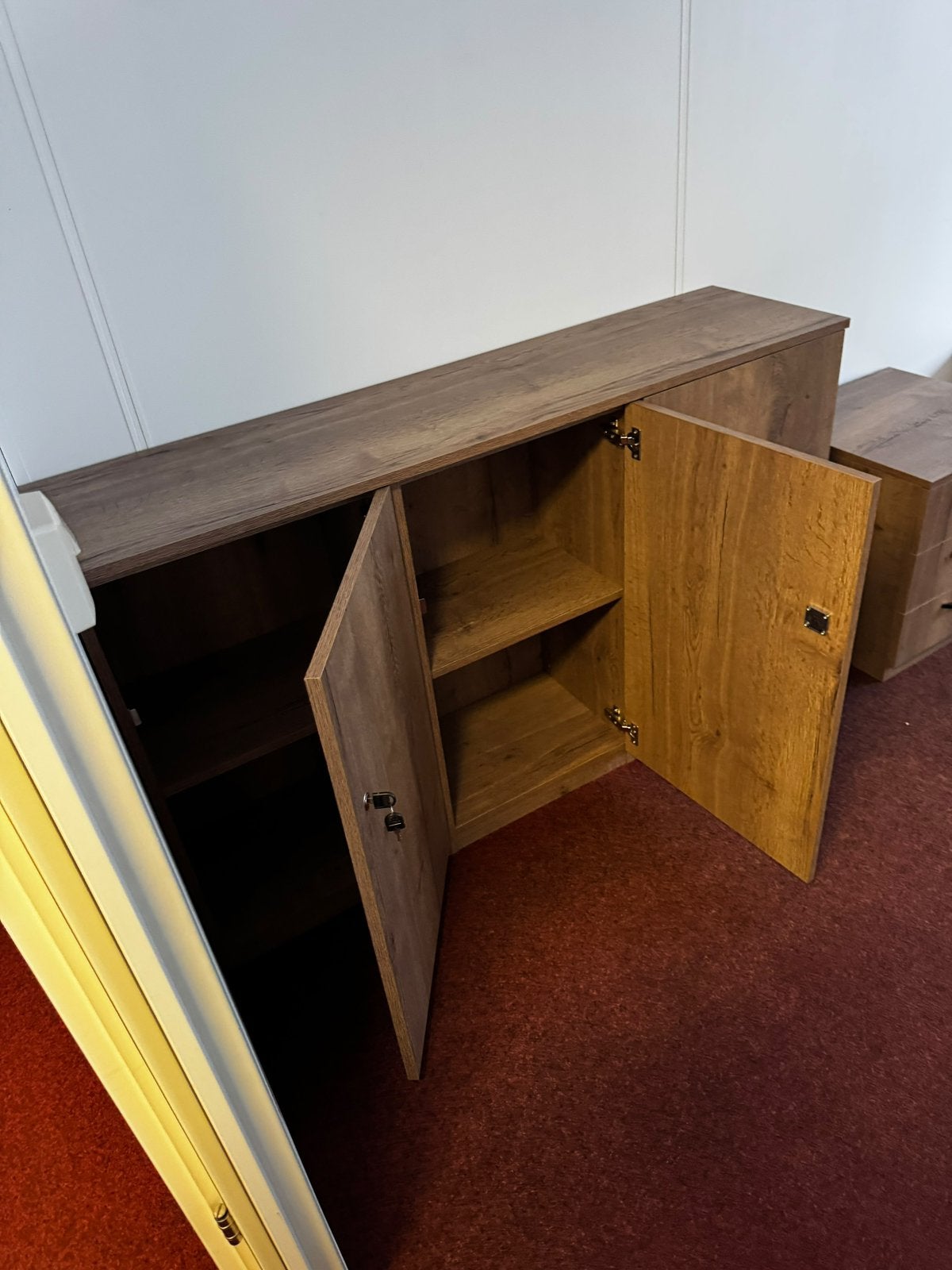 Foto 5 van Zeer mooie houten bureaus in nieuwstaat 75€