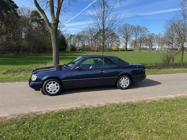 Mercedes-Benz E-klasse Cabrio 220 Automaat 1996, Auto's, Mercedes-Benz, Achterwielaandrijving, Gebruikt, Zwart, Leder