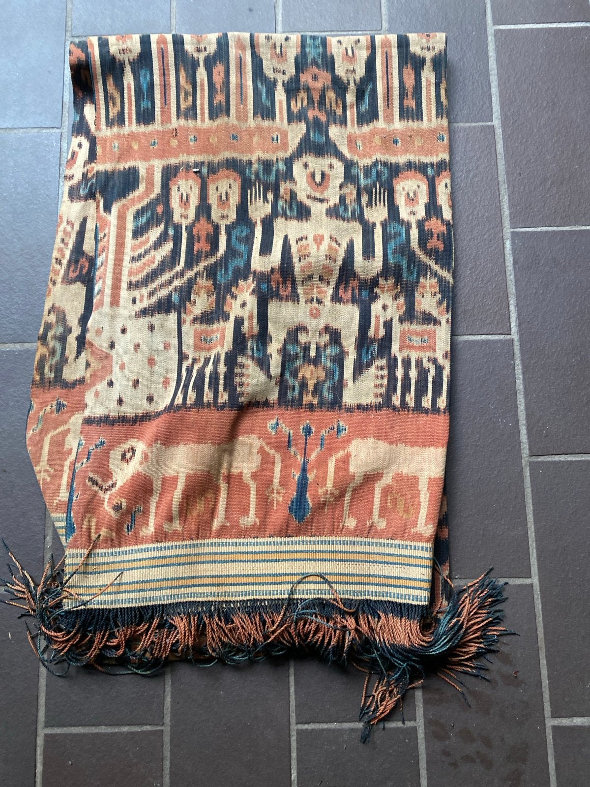 Vintage Indonesische Ikat doek met traditionele motieven, Ophalen