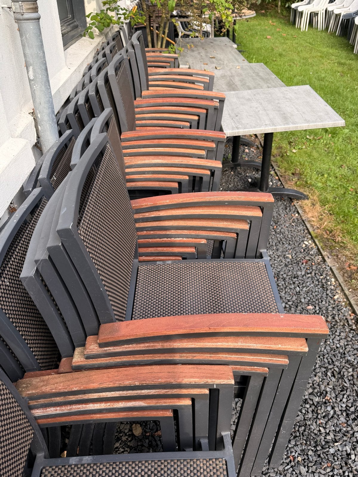Foto 10 van Stapelbare tuinstoelen van kunststof en metaal