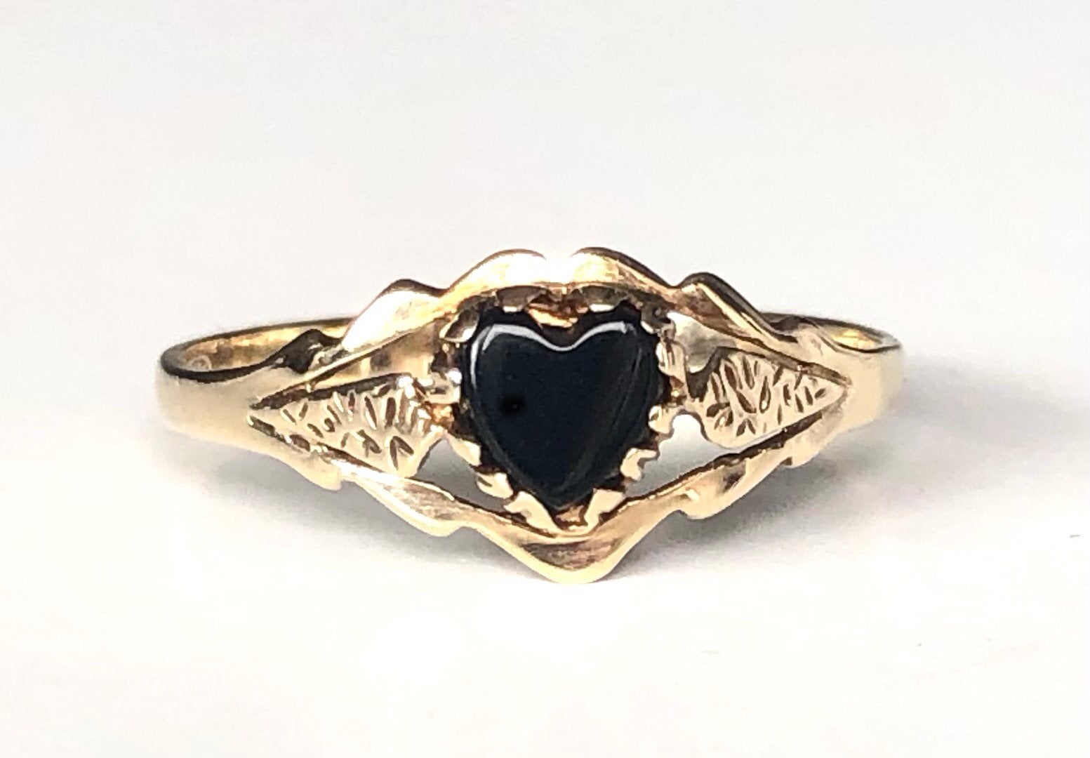 Vintage gouden ring onyx hart maat 17,5, Gebruikt, Ophalen of Verzenden, 17 tot 18, Met edelsteen