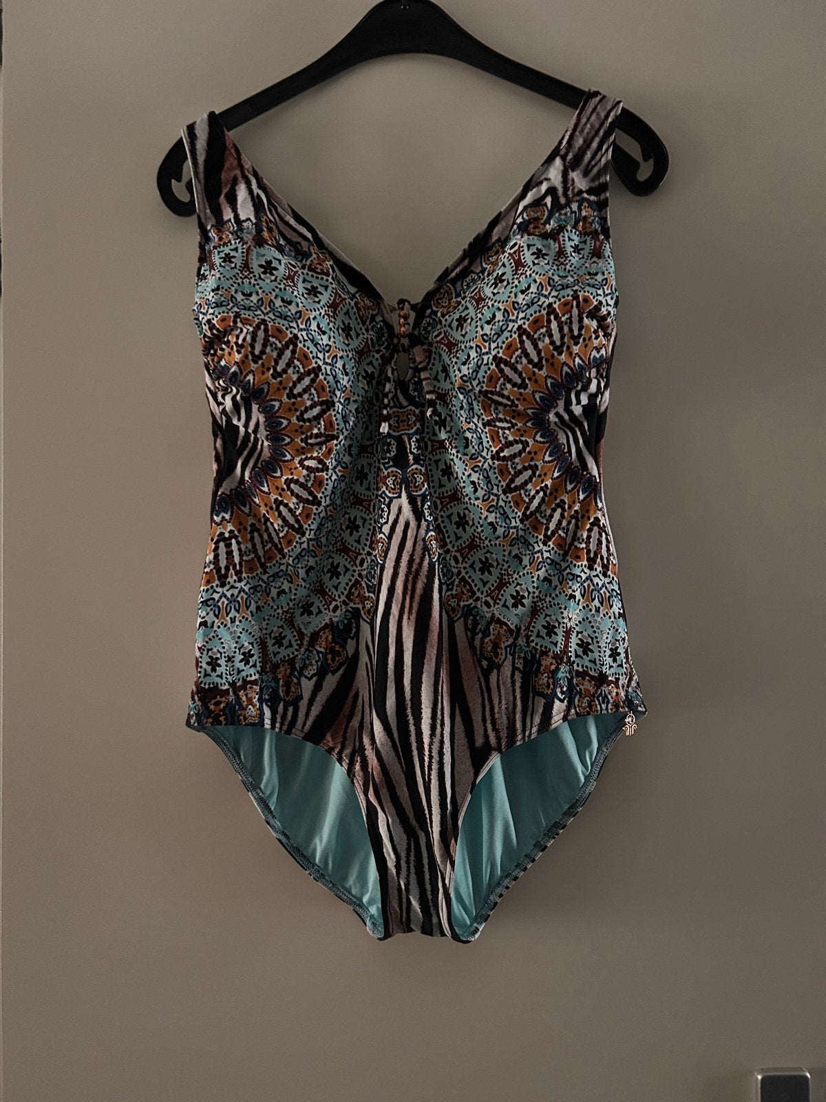 Opera Badpak D-cup met zebraprint en mandala patroon, Ophalen of Verzenden, Zo goed als nieuw, Meerkleurig, Badpak
