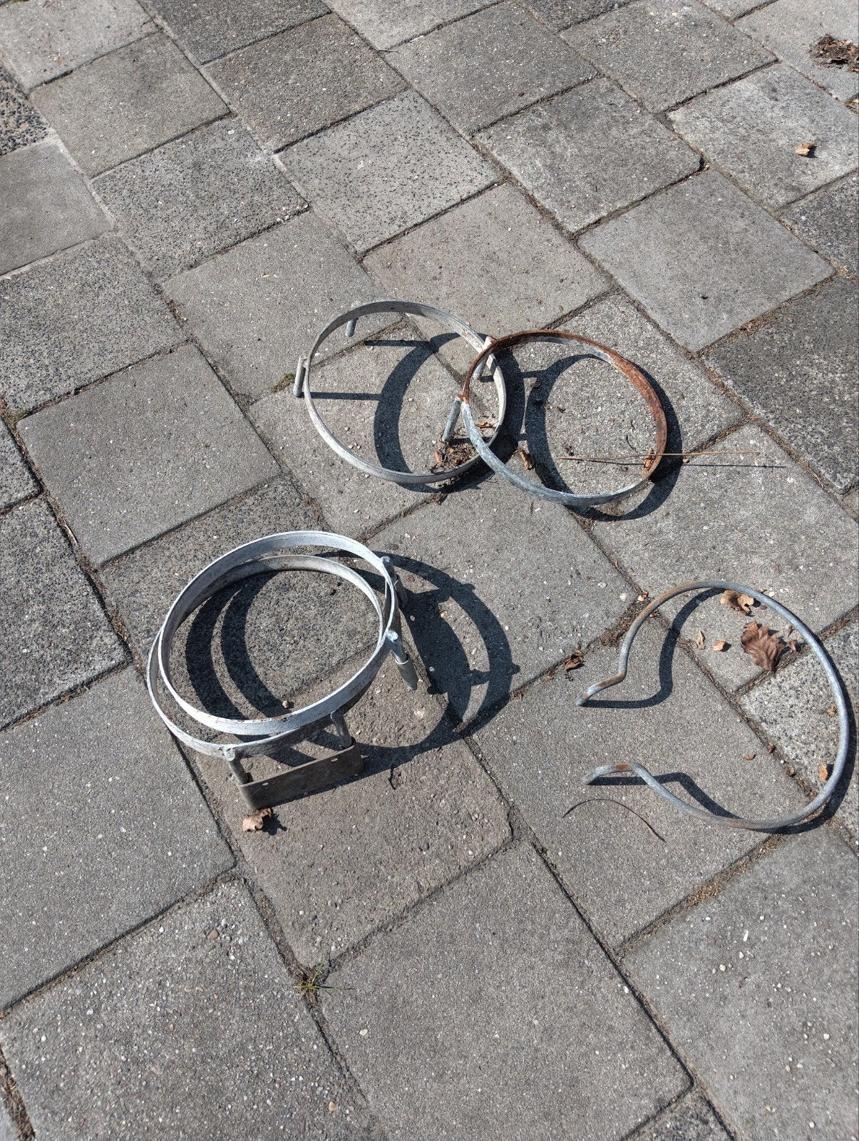 5 metalen beugels tbv voerbakken /emmers runderen/paarden, Ophalen of Verzenden, Gebruikt