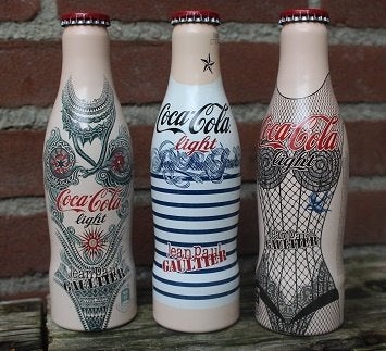 Jean Paul Gaultier - 3 aluminium coca cola flesjes, Verzamelen, Merken en Reclamevoorwerpen, Verzenden, Zo goed als nieuw, Verpakking