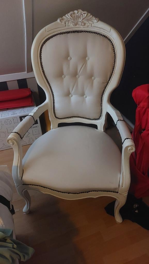 Witte fauteuil met knopen en siernagels, Antiek en Kunst, Ophalen of Verzenden