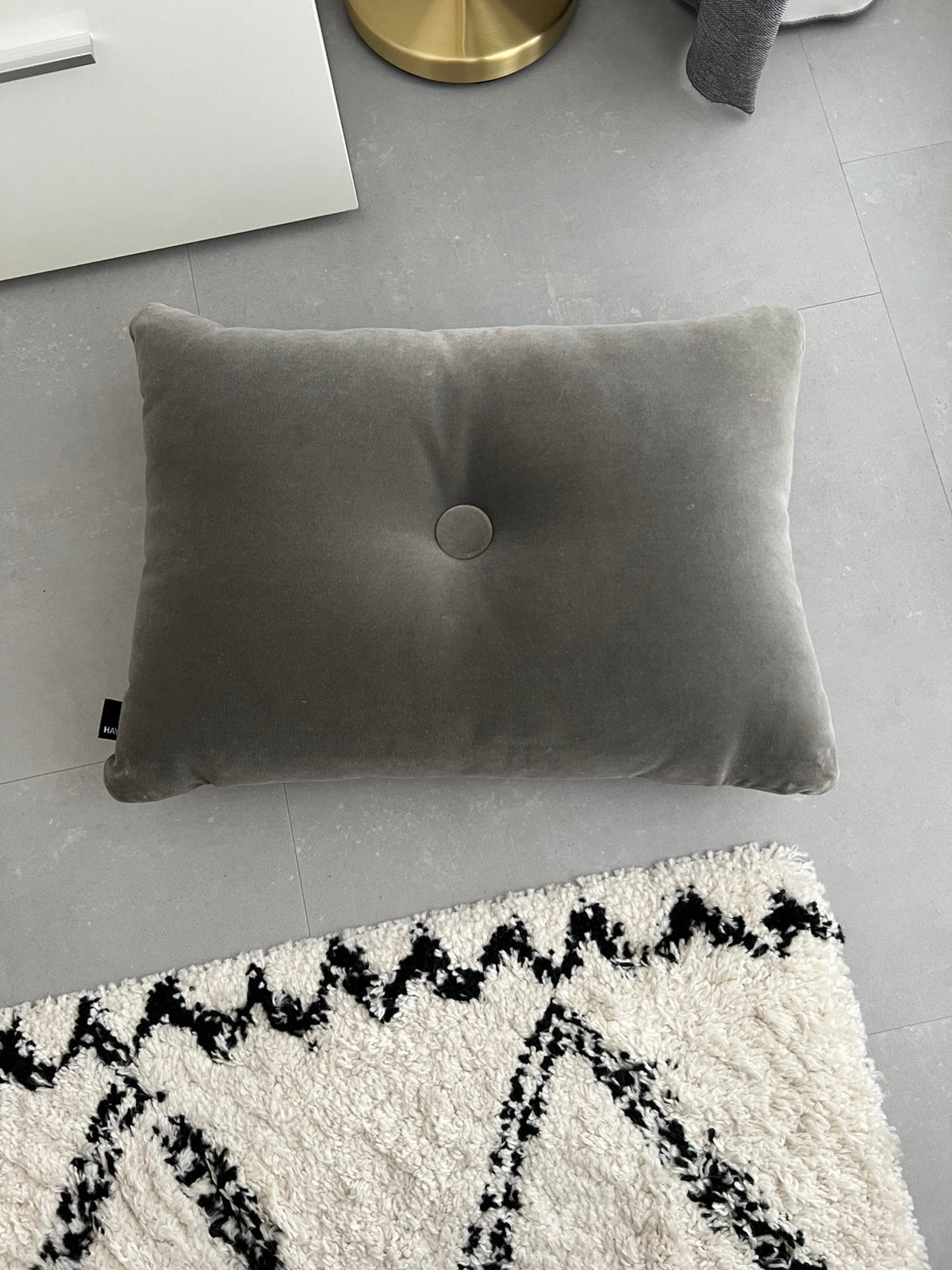 HAY kussen warm grijs met knoop katoenfluweel, Overige merken, Ophalen of Verzenden, Zo goed als nieuw, Sierkussen