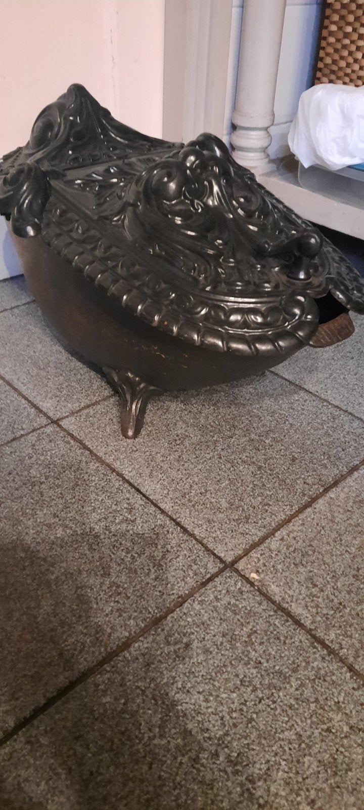Antieke gietijzeren haardplaat/kolenbak met leeuwenkop, Ophalen