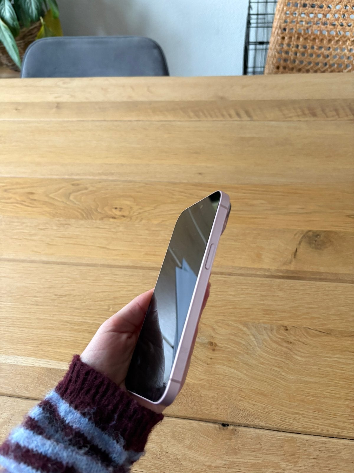 Foto 4 van Roze iphone 15 (lees beschrijving)
