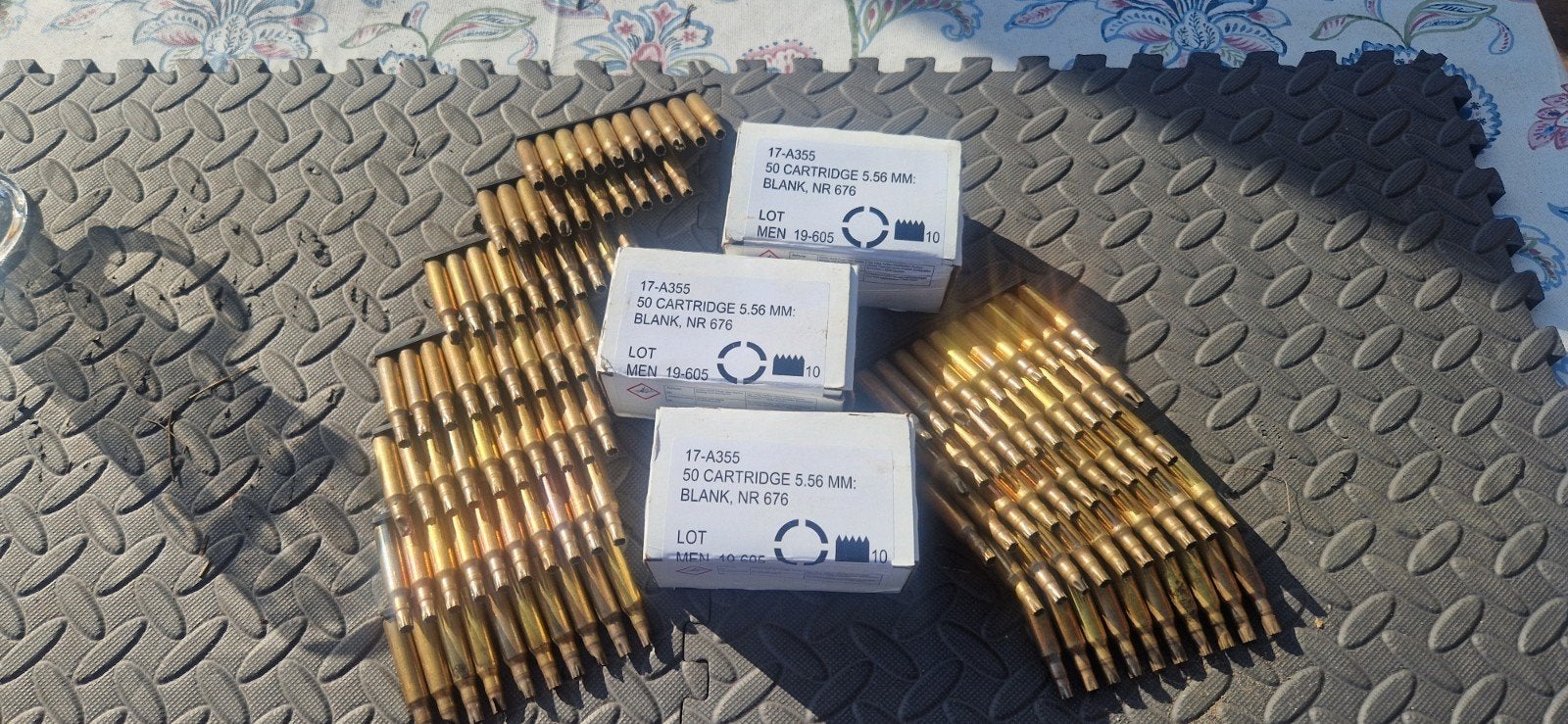 Hulzen doos met 50 stuks 5.56 mm losse flodders, Verzamelen, Militaria | Algemeen, Ophalen of Verzenden, Landmacht, Nederland