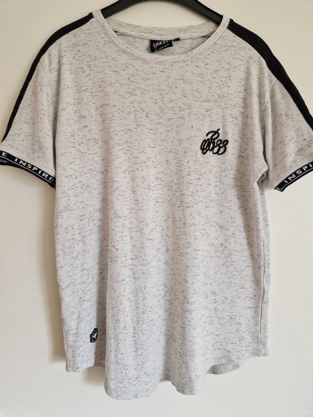 B33 T-shirt met logo en strepen - Maat M, Ophalen of Verzenden, Zo goed als nieuw, Grijs