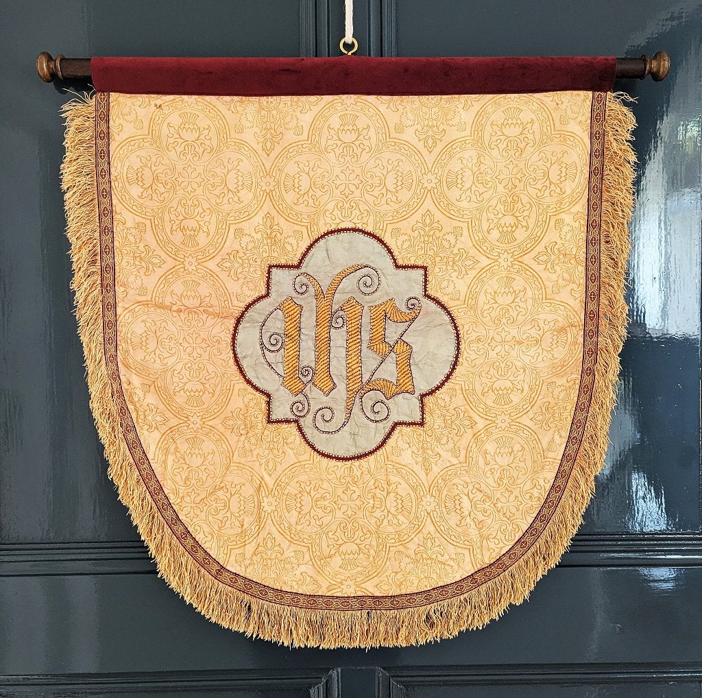 Antiek kerkvaandel IHS – geborduurd religieus damast, Ophalen of Verzenden