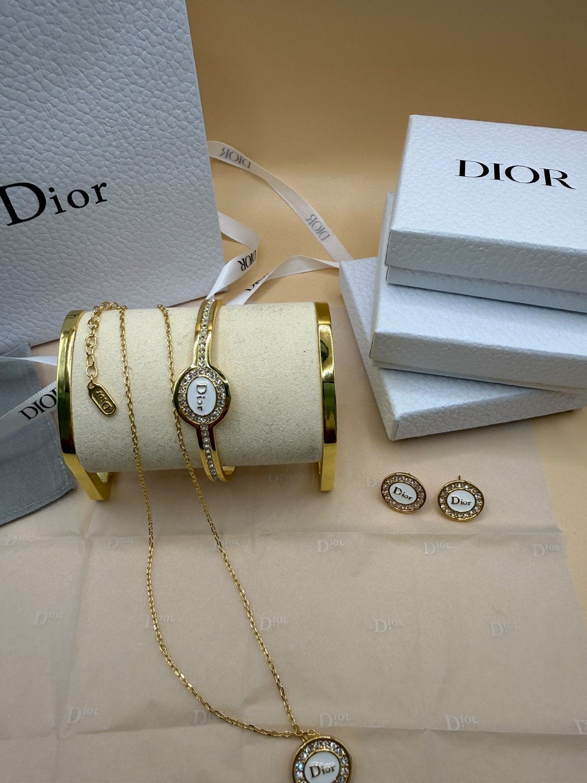Dior Sieradenset Armband, Ketting en Oorbellen - Goudkleurig, Overige materialen, Nieuw, Ophalen of Verzenden, Goud