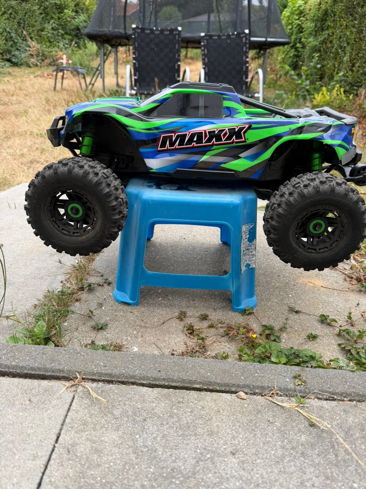 Traxxas Maxx V2 met 2 accu's en bluetooth remote, Hobby en Vrije tijd, Modelbouw | Radiografisch | Auto's, Gebruikt, Auto offroad