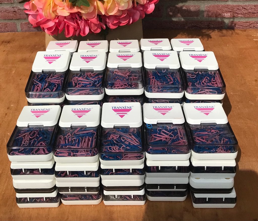 65 doosjes roze en blauwe paperclips - vintage, Diversen, Ophalen of Verzenden, Nieuw