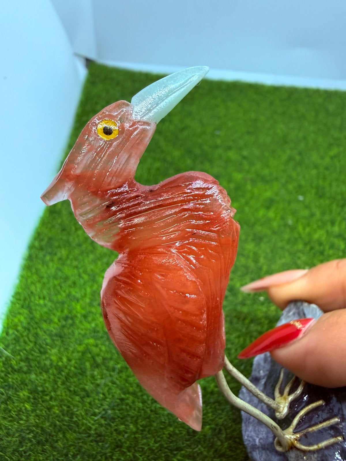 Unieke handgesneden reiger van aardbeienkwarts en aventurijn, Ophalen of Verzenden, Nieuw, Dier
