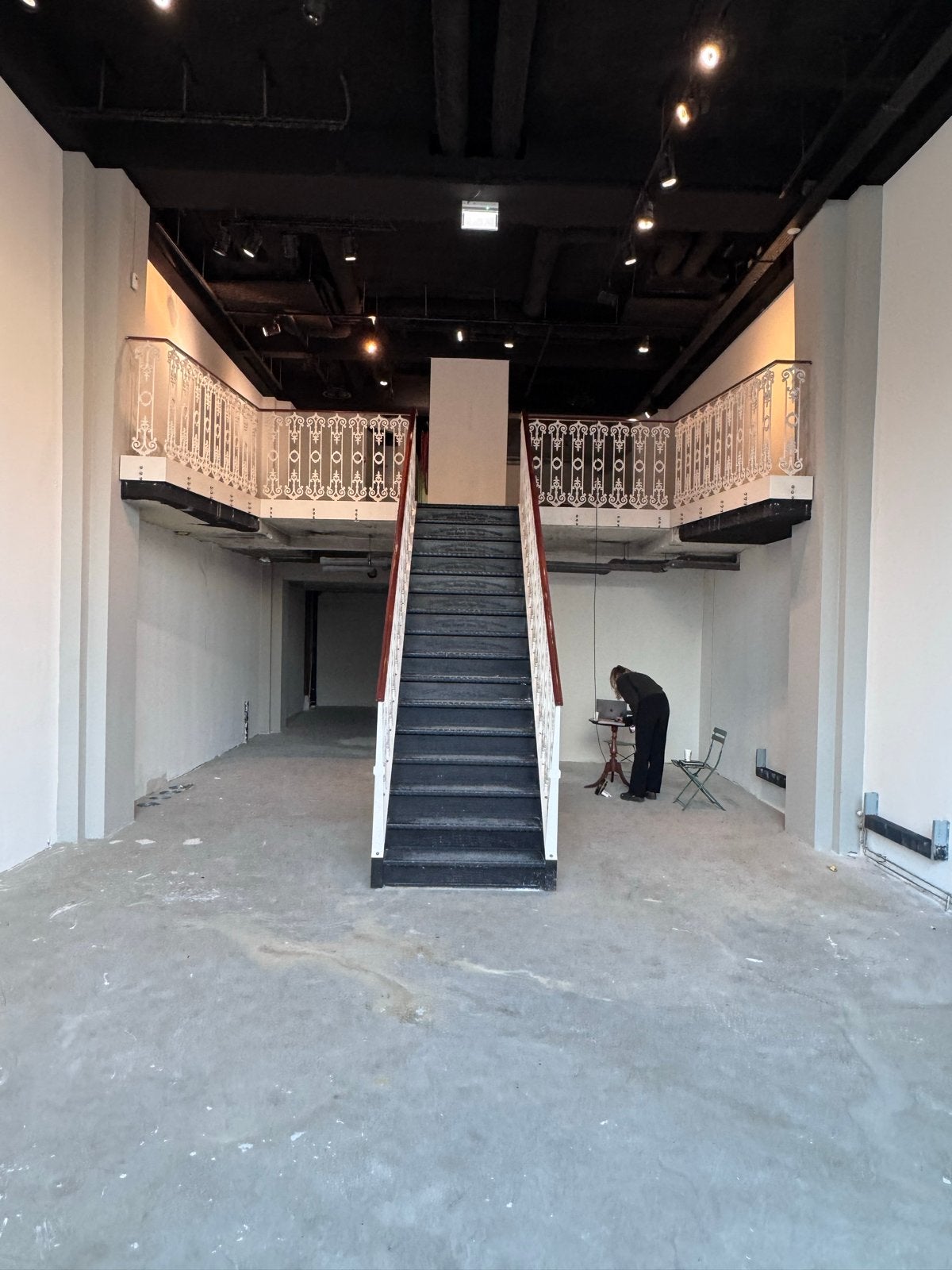 Imposante stalen trap met balustrade, Ophalen, 2 tot 4 meter