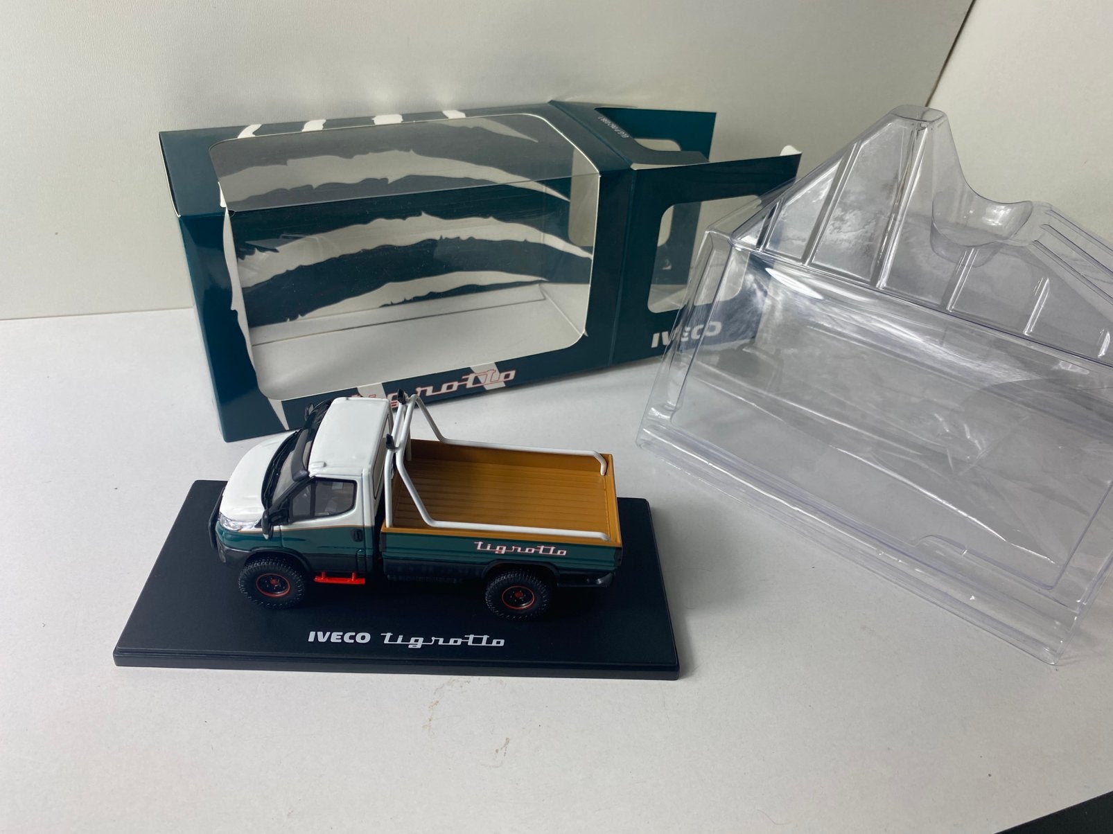 1:43 IVECO TIGROTTO 4x4-all terrain ( iveco daily), Ophalen of Verzenden, Nieuw, Bus of Vrachtwagen, Overige merken