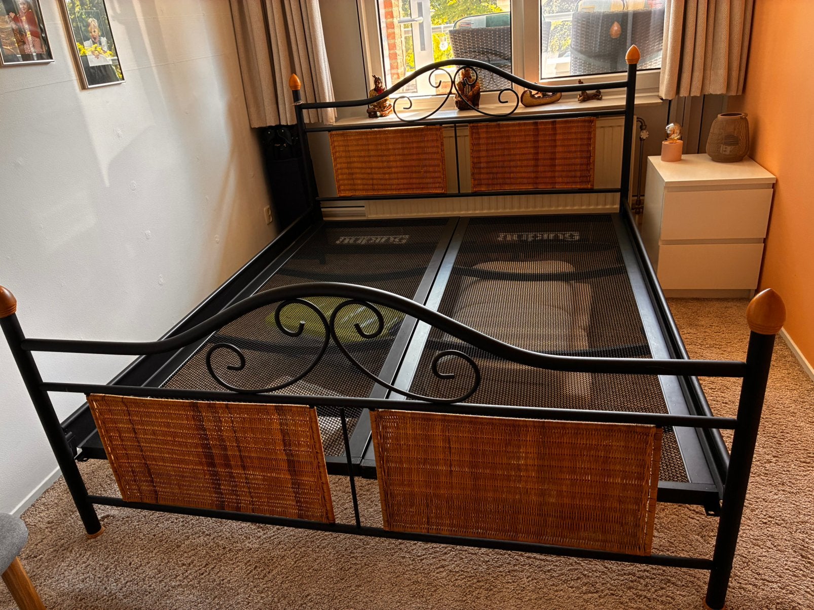 2 persoons bed, met kleine beschadeging. Evt met  matrassen, Huis en Inrichting, Slaapkamer | Bedden, Ophalen, Gebruikt, Tweepersoons