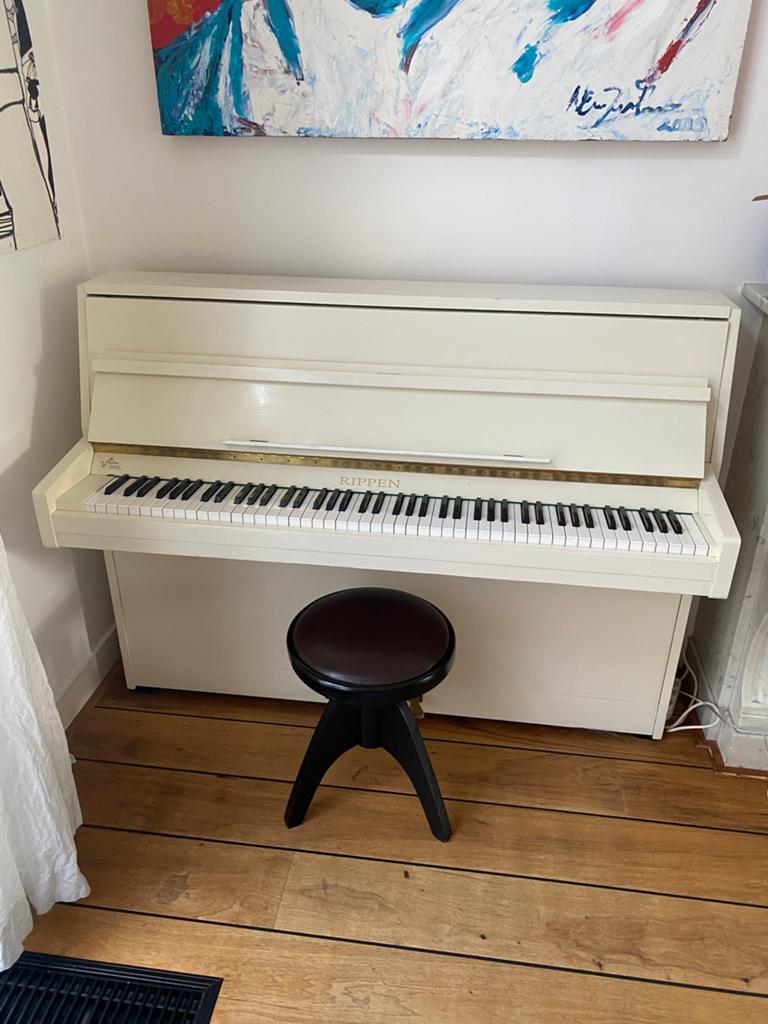 Rippen witte piano. Mooi warm geluid. Gestemd.Met pianokruk., Muziek en Instrumenten, Piano's, Ophalen of Verzenden, Gebruikt