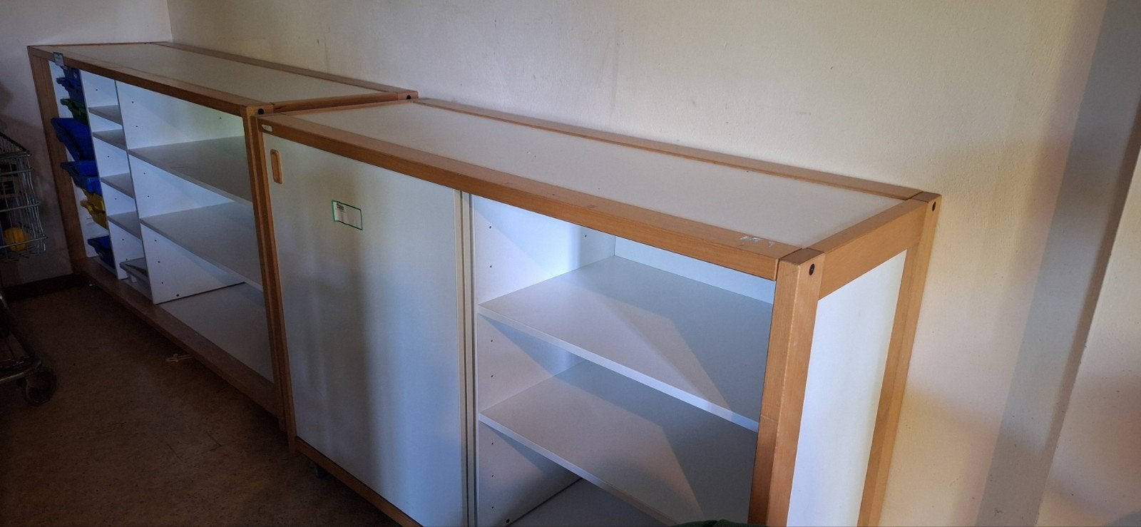 Houten kast met schuifdeuren en verstelbare planken, Ophalen, Gebruikt