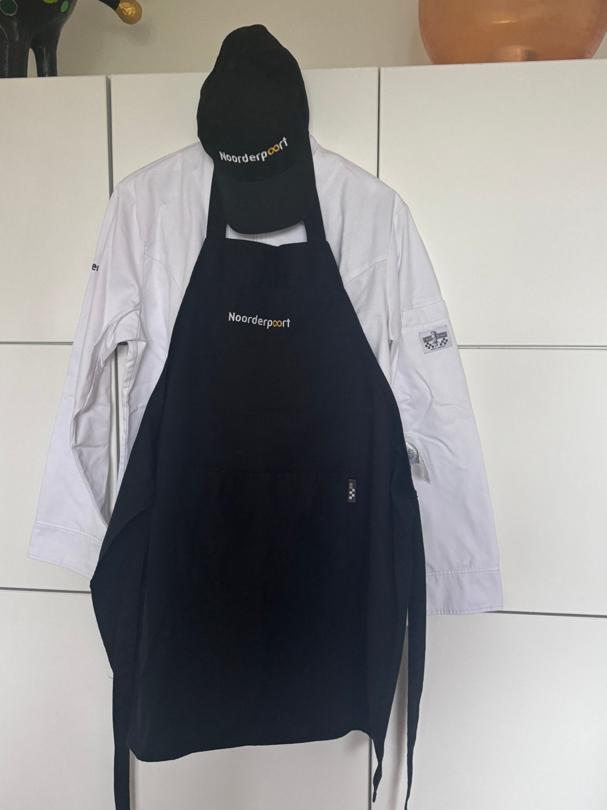 Noorderpoort keuken tenue, Ophalen, Gedragen