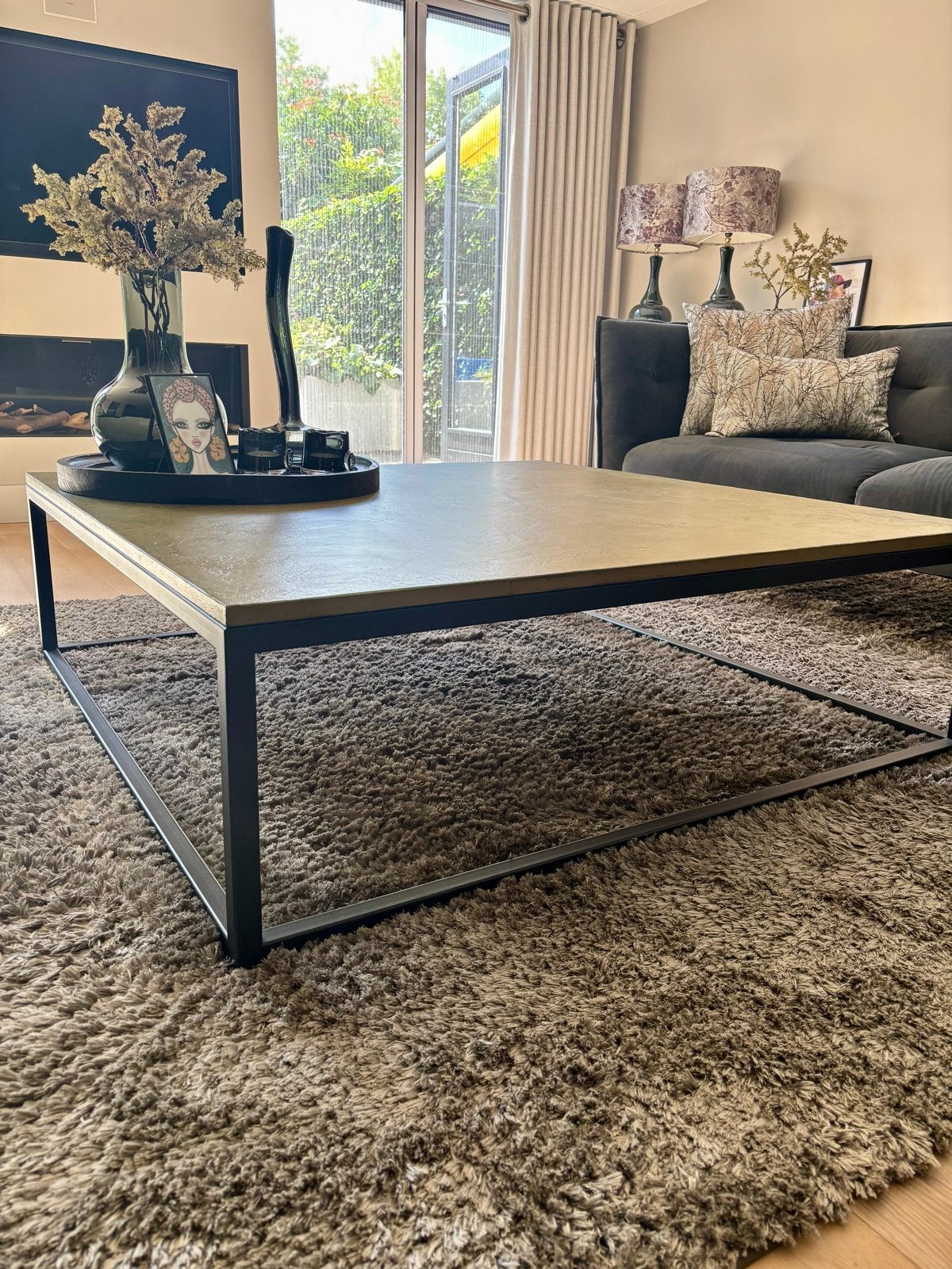 Salontafel met goud kleurige blad, zwart metalen frame €150, Ophalen, Gebruikt, Vierkant, Metaal