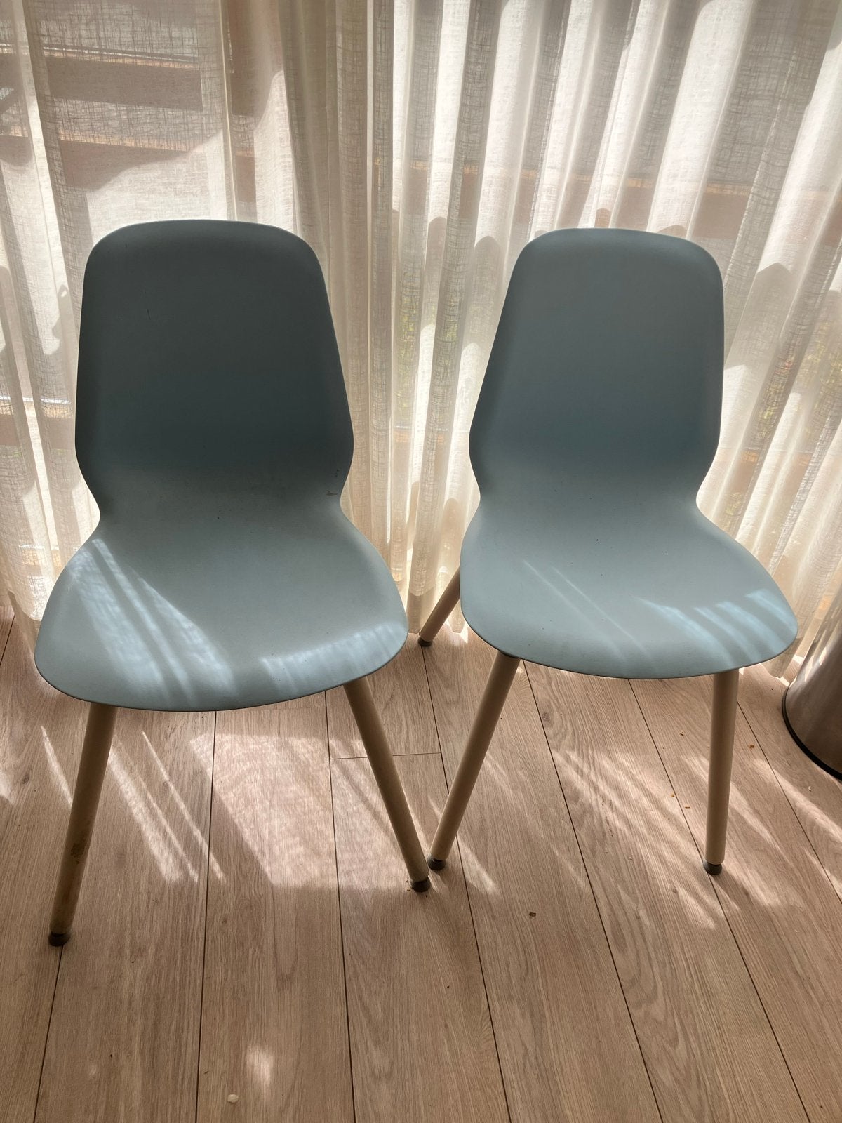 2 IKEA ERNFRIND stoelen - lichtblauw/grijs, Huis en Inrichting, Stoelen, Ophalen, Kunststof, Gebruikt, Twee