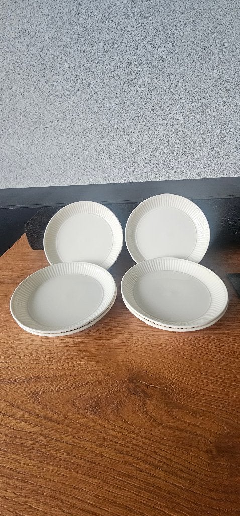 Wedgwood Edme Cakeschaaltjes bordjes opstaan randje, Huis en Inrichting, Keuken | Servies, Ophalen of Verzenden, Zo goed als nieuw