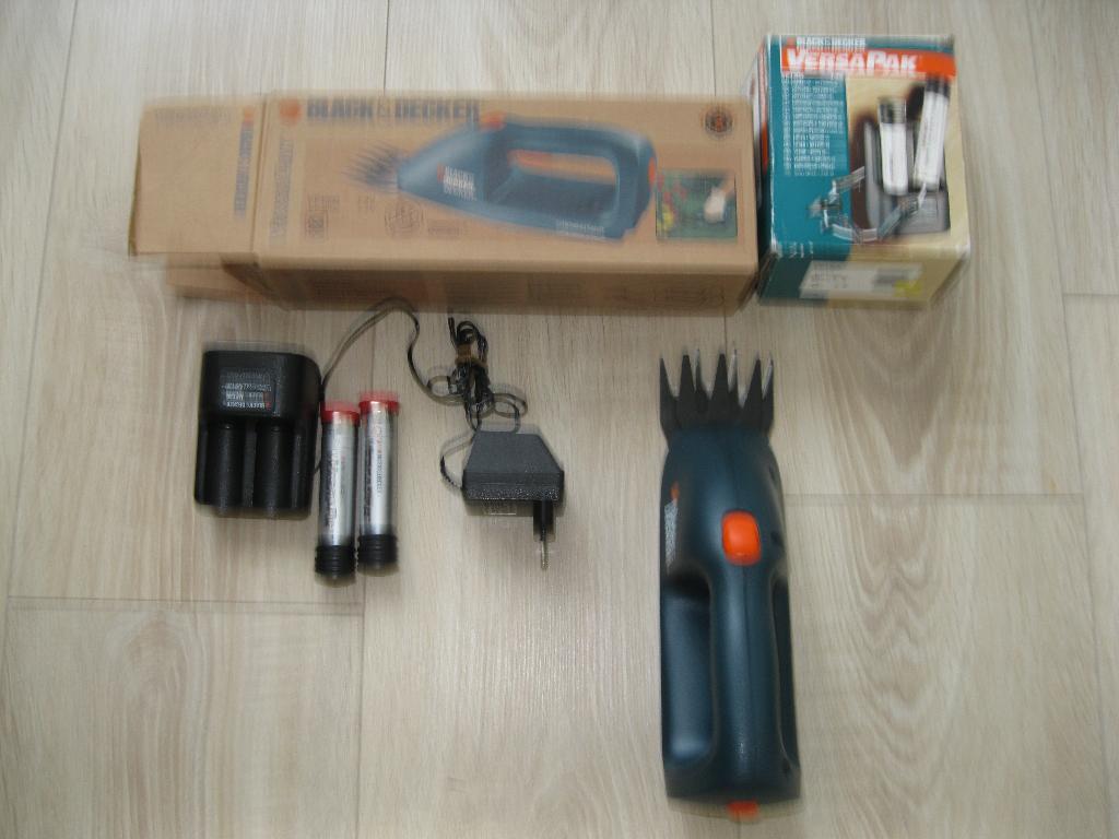 Black&Decker grasschaar + accu zgan Nieuwprijs €69,90, Accu, Ophalen of Verzenden, Zo goed als nieuw, Black&Decker