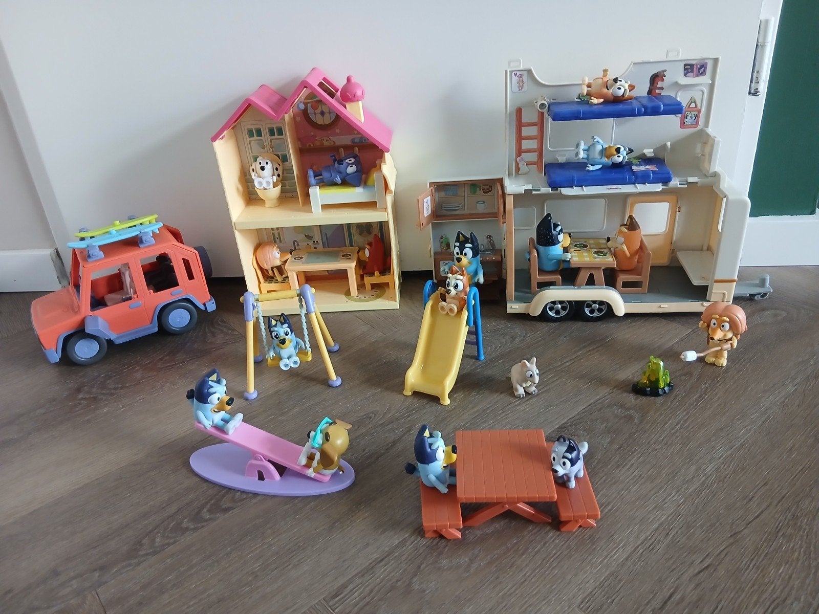 Bluey speelgoed (huis, caravan, auto en speeltuin), Ophalen, Zo goed als nieuw, Poppenhuis