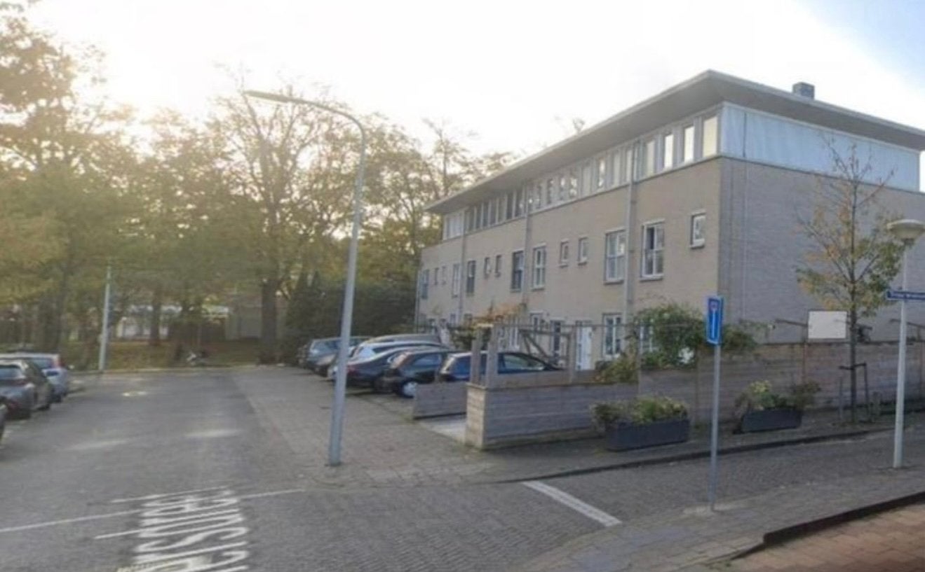 RUIME KAMER BESCHIKBAAR VOOR EEN DAME. Den Haag. 800,-, Minder dan 20 m², Den Haag