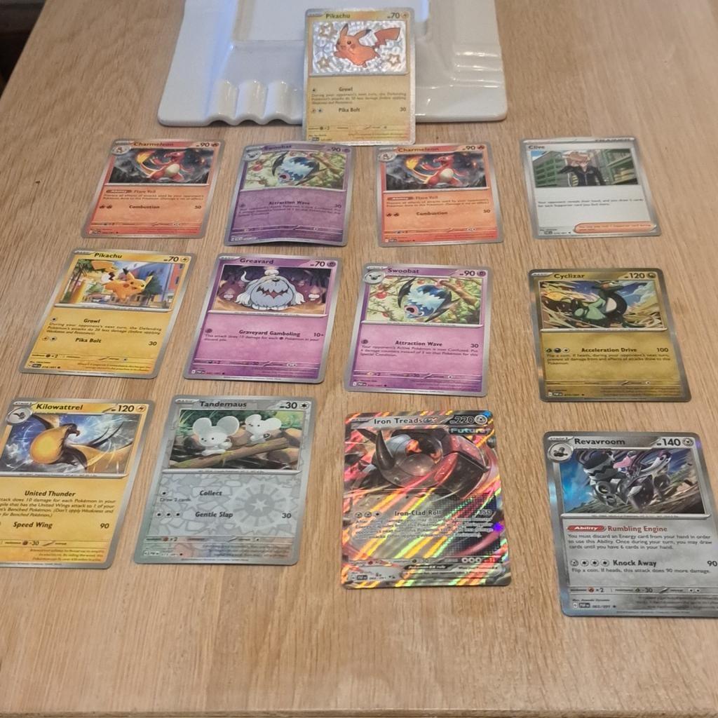 Pokémon kaarten: Pikachu, zit er tussen twee verschillende, Ophalen of Verzenden, Gebruikt, Meerdere kaarten, Foil